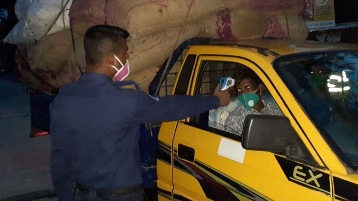 সিলেটে প্রবেশের পাঁচটি পথে পুলিশ তল্লাশি চৌকি বসিয়েছে। সেখানে যাতায়াতকারীদের সবার শরীরের তাপমাত্রা মাপা হচ্ছে। ছবি: সংগৃহীত