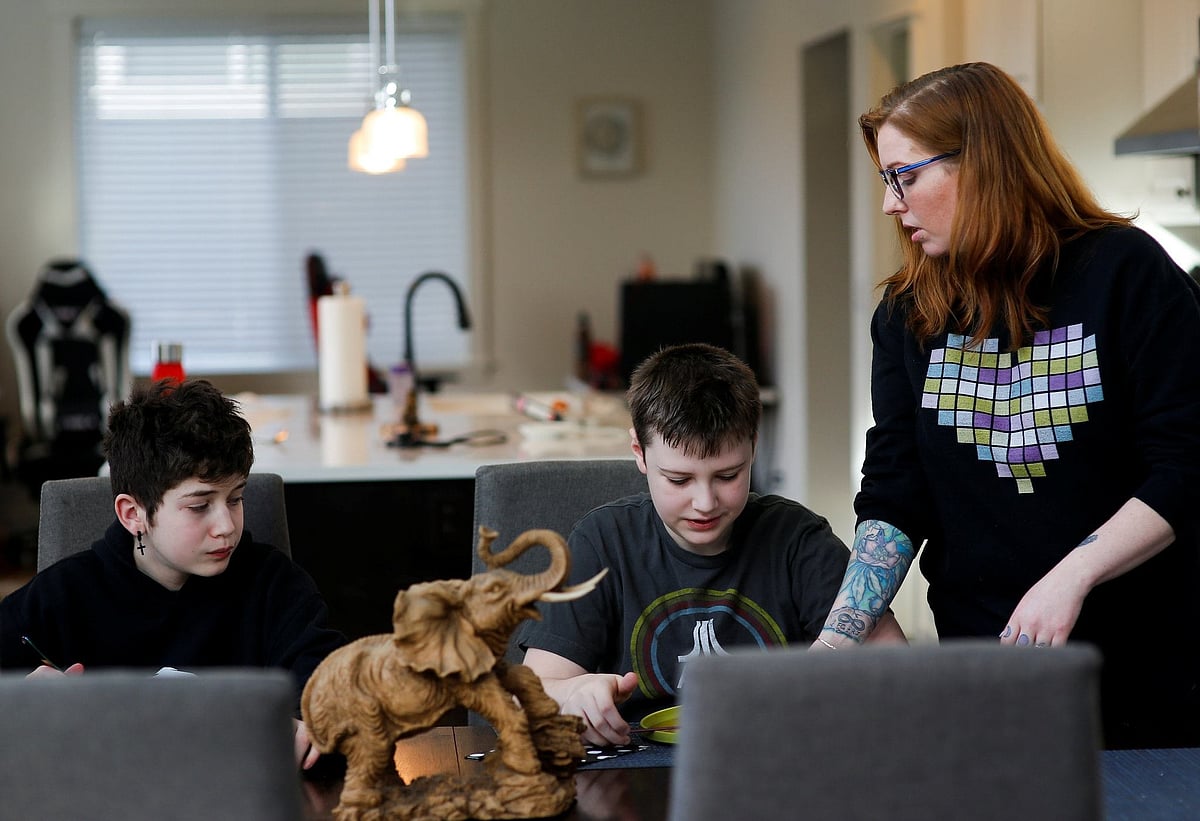 স্কুলে অনুপস্থিত থেকে পাঠদান চললেও এটা মনে রাখা গুরুত্বপূর্ণ যে শিশুদের জন্য স্কুলে একটি সামাজিক কর্মকাণ্ড থাকে। ছবি: রয়টার্স