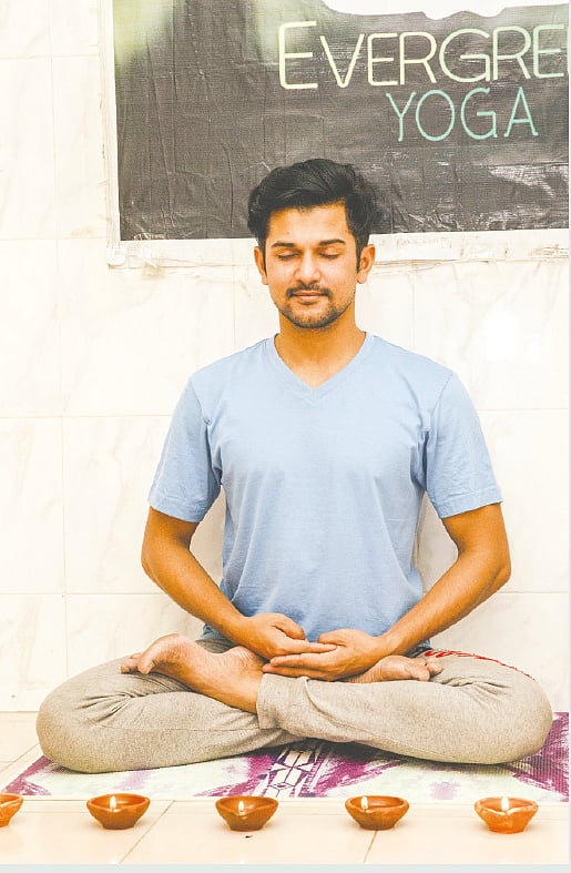 ধ্যানের আসন দেখিয়েছেন যোগব্যায়াম প্রশিক্ষক বাপ্পা শান্তনু।  ছবি: অধুনা