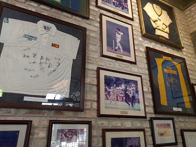 ‘দি ক্রিকেট ক্লাব ক্যাফে’র বিভিন্ন স্মারকে ক্রিকেটের নানা ইতিহাস জানা যাবে। ছবি: লেখক