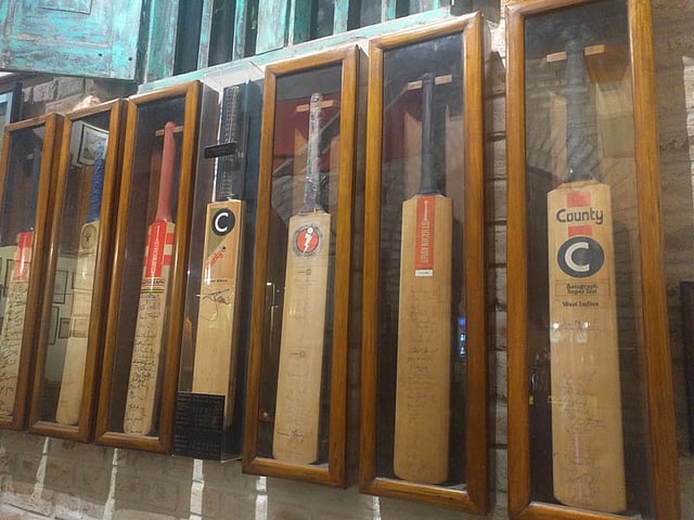 স্যার গ্যারি সোবার্স, স্যার ডন ব্যাডম্যান ও শচীন টেন্ডুলকারসহ অনেকের ব্যাট আছে ‘দি ক্রিকেট ক্লাব ক্যাফে’তে। ছবি: লেখক