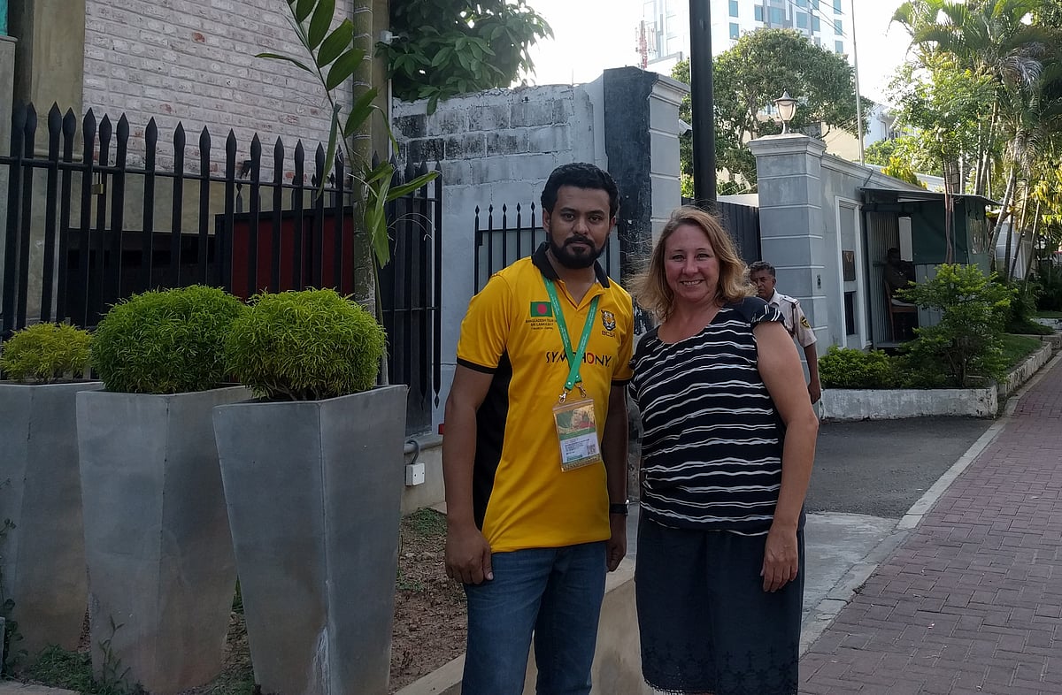 কলম্বোর ফ্লায়োর’স রোডে ক্রিকেট ক্লাব ক্যাফের সামনে লেখক। অস্ট্রেলিয়ান ক্রিকেট প্রেমী দম্পতি জেমস ও গ্যাবরিয়েল ওয়াইট এটি তৈরি করেন। ছবি: সংগৃহীত