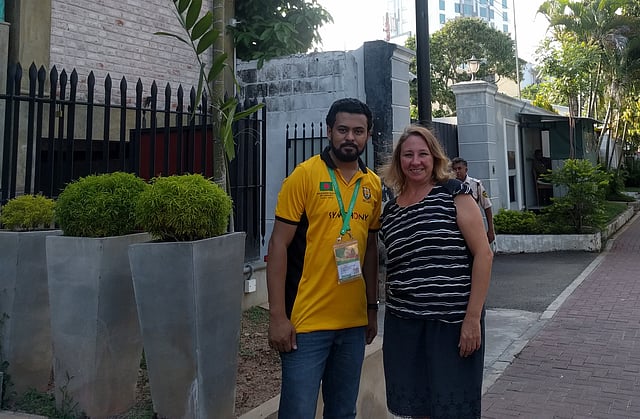 কলম্বোর ফ্লায়োর’স রোডে ক্রিকেট ক্লাব ক্যাফের সামনে লেখক। অস্ট্রেলিয়ান ক্রিকেট প্রেমী দম্পতি জেমস ও গ্যাবরিয়েল ওয়াইট এটি তৈরি করেন। ছবি: সংগৃহীত