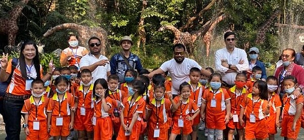 সাফারি ওয়ার্ল্ডে খুদে শিক্ষার্থীদের সঙ্গে লেখক। ছবি: সংগৃহীত