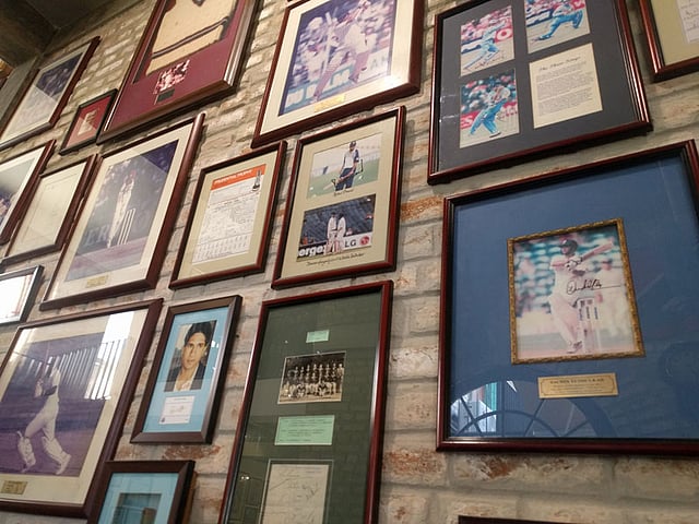 ক্রিকেট ক্লাব ক্যাফেটিকে ক্রিকেট মিউজিয়াম বলাই ভালো। ছবি: লেখক