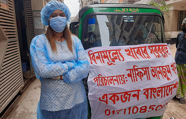 ফোনে যাঁরা সহায়তা চেয়েছেন, তাঁদের খাবার পৌঁছে দিচ্ছেন নাফিসা। ছবি: মানসুরা হোসাইন