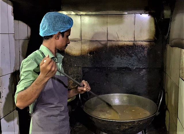 তাজমহল রোডের একটি রেস্টুরেন্টের ব্যবস্থাপনায় রান্না হচ্ছে রেস্টুরেন্টের রসুইঘরে। ছবি: লেখক