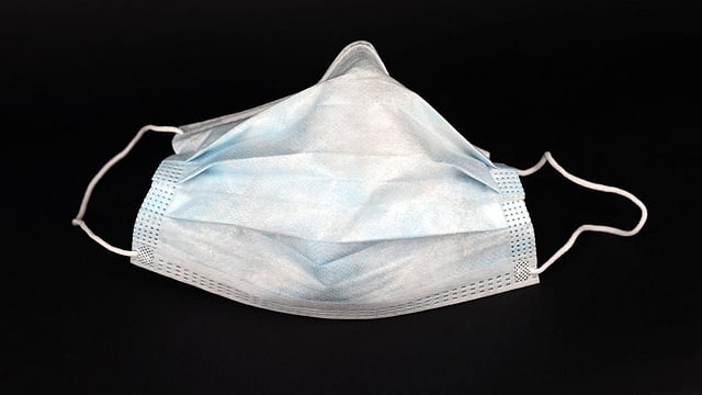 করোনাভাইরাসের সংক্রমণ মোকাবিলায় জার্মানির সব রাজ্যেই মাস্ক পরা বাধ্যতামূলক হচ্ছে। ছবি: রয়টার্স