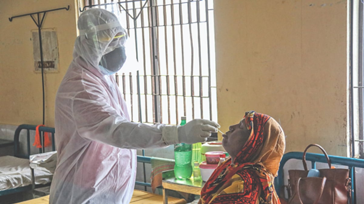 করোনাভাইরাসের সংক্রমণ ছড়িয়ে পড়েছে সারা দেশে। এ অবস্থায় সংক্রমণ ঝুঁকি নিয়েই চিকিৎসক, নার্স ও স্বাস্থ্যসেবাকর্মীরা দায়িত্ব পালন করে যাচ্ছেন। আক্রান্তও হয়েছেন কেউ কেউ। হাসপাতালে অপারেশনের আগে রোগীর করোনাভাইরাস সংক্রমণ আছে কি না, তা পরীক্ষা করতে নমুনা সংগ্রহ করছেন এক স্বাস্থ্যকর্মী। গতকাল দুপুরে খুলনা মেডিকেল কলেজ হাসপাতালের সার্জারি ওয়ার্ডে।  ছবি: সাদ্দাম হোসেন