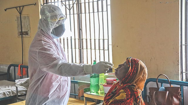 করোনাভাইরাসের সংক্রমণ ছড়িয়ে পড়েছে সারা দেশে। এ অবস্থায় সংক্রমণ ঝুঁকি নিয়েই চিকিৎসক, নার্স ও স্বাস্থ্যসেবাকর্মীরা দায়িত্ব পালন করে যাচ্ছেন। আক্রান্তও হয়েছেন কেউ কেউ। হাসপাতালে অপারেশনের আগে রোগীর করোনাভাইরাস সংক্রমণ আছে কি না, তা পরীক্ষা করতে নমুনা সংগ্রহ করছেন এক স্বাস্থ্যকর্মী। গতকাল দুপুরে খুলনা মেডিকেল কলেজ হাসপাতালের সার্জারি ওয়ার্ডে।  ছবি: সাদ্দাম হোসেন