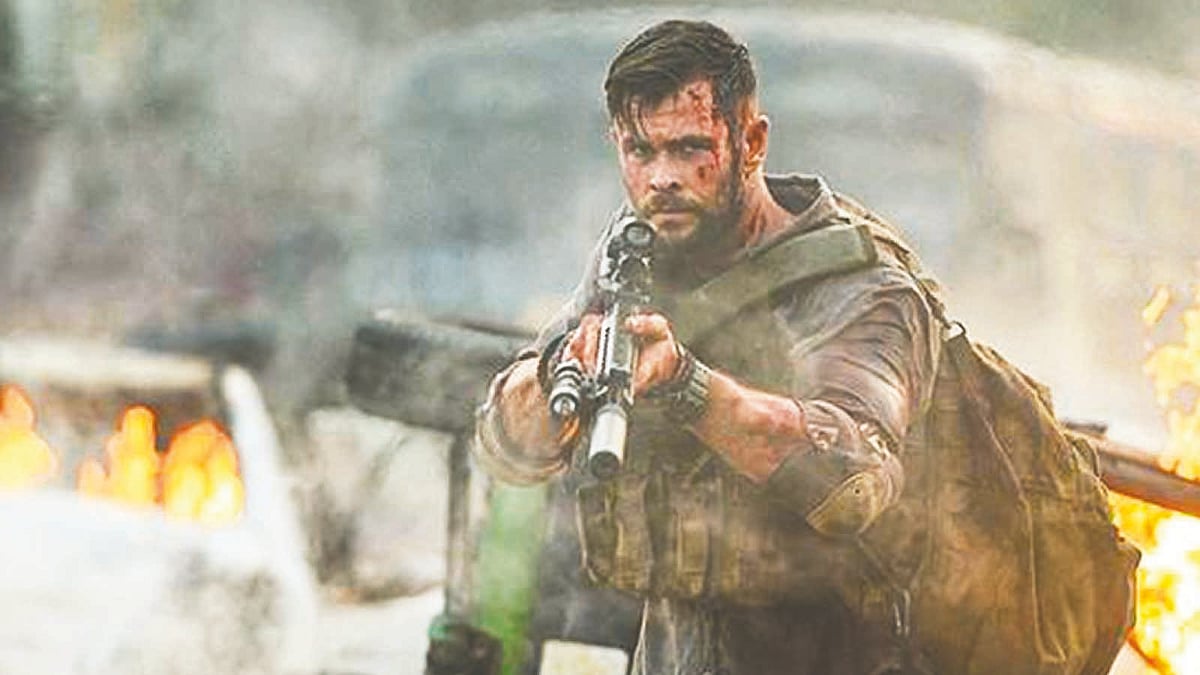 এক্সট্র্যাকশন ছবির দৃশ্যে ক্রিস হেমসওর্থ