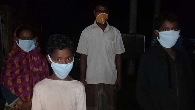 ভাড়াটিয়া নুরুল হক ও তাঁর পরিবারের সদস্যরা। বৃহস্পতিবার রাতে মৌলভীবাজারের শ্রীমঙ্গলের পশ্চিম শ্রীমঙ্গল এলাকায়। ছবি সংগৃহীত