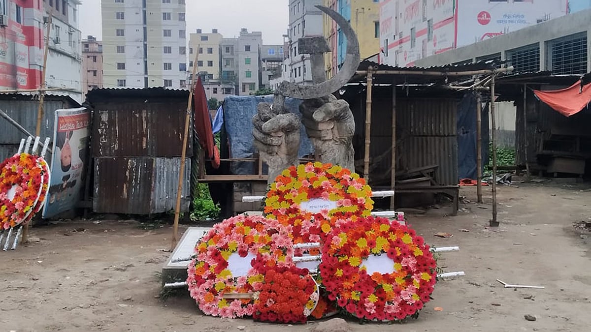 রানা প্লাজা ট্র্যাজেডির সাত বছর পূর্তি উপলক্ষে নিহতদের স্মরণে নির্মিত স্মৃতিস্তম্ভে ফুল দিয়ে শ্রদ্ধা জানানো হয়। শুক্রবার সকালে ঢাকার সাভারে। ছবি: প্রথম আলো