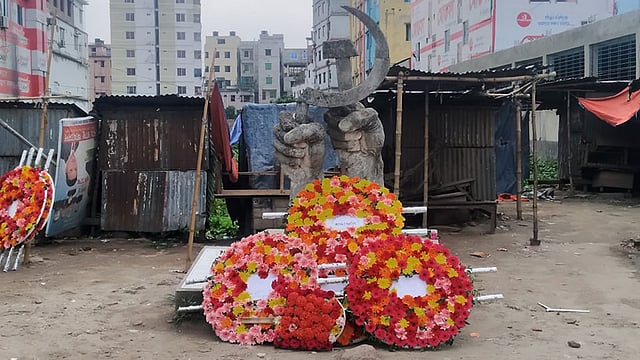 রানা প্লাজা ট্র্যাজেডির সাত বছর পূর্তি উপলক্ষে নিহতদের স্মরণে নির্মিত স্মৃতিস্তম্ভে ফুল দিয়ে শ্রদ্ধা জানানো হয়। শুক্রবার সকালে ঢাকার সাভারে। ছবি: প্রথম আলো