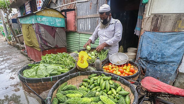 রিকশাভ্যানে চটপটি বিক্রি করতেন তিনি। করোনার কারণে মাসখানেক ধরে তা বন্ধ। আয়ের বিকল্প পথ হিসেব চটপটির জায়গায় এবার সবজির পসরা। বাস্তুহারা কলোনী, খুলনা, ২৪ এপ্রিল। ছবি: সাদ্দাম হোসেন