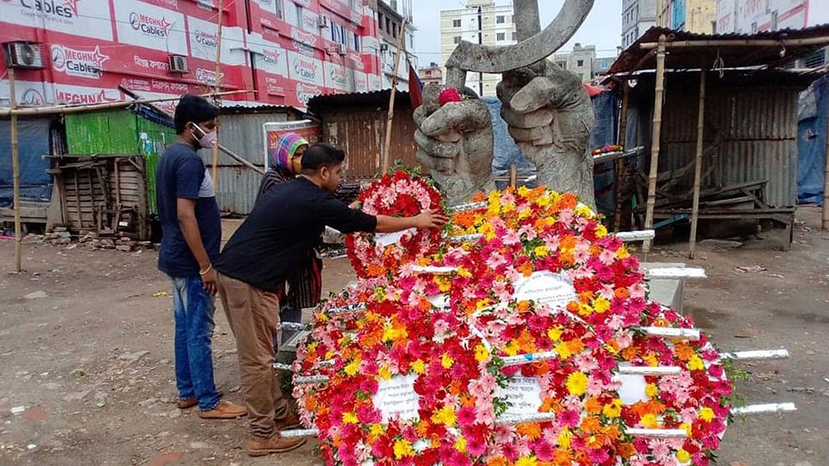 রানা প্লাজা দুর্ঘটনায় নিহত শ্রমিকদের শ্রদ্ধা জানিয়ে রানা প্লাজা স্মৃতিসৌধে পুষ্পার্ঘ্য অর্পণ করেন বিভিন্ন শ্রমিক সংগঠনের নেতা-কর্মীরা।