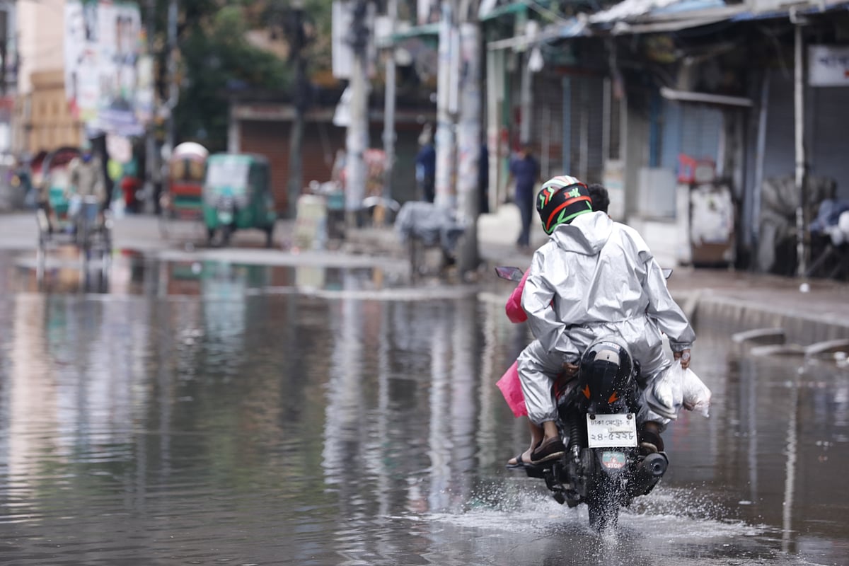 রাজধানীতে দুপুরে শুরু হওয়া বৃষ্টিতে অনেক স্থানে সৃষ্টি হয়েছে জলাবদ্ধতা। বঙ্গবাজার এলাকা, ঢাকা, ২৪ এপ্রিল। ছবি: দীপু মালাকার