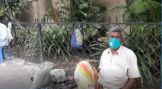 মিরপুর রোডের ধারে মুচি জহরলাল দাস। ছবি: লেখক