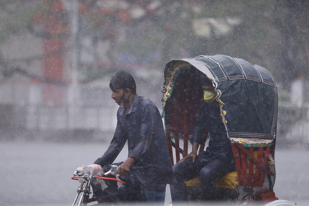 রাজধানীতে আজও কালবৈশাখীর সঙ্গে তুমুল বৃষ্টি হয়। টয়েনবি সার্কুলার রোড, জিপিও, ২৪ এপ্রিল। ছবি: দীপু মালাকার