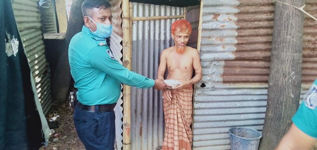 রান্না করে বাড়ি বাড়ি খাবার পৌঁছে দিচ্ছে পুলিশ করোনা সংকটে মুটে-মজুর, দরিদ্র-অসহায় মানুষের পরিবারকে খাদ্য সহায়তা দেওয়ার উদ্যোগ নিয়েছেন উত্তরা বিভাগের উপ-পুলিশ কমিশনার নাবিদ কামাল শৈবাল। ছবি: সংগৃহীত