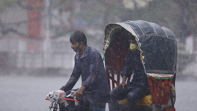 রাজধানীতে আজও কালবৈশাখীর সঙ্গে তুমুল বৃষ্টি হয়। টয়েনবি সার্কুলার রোড, জিপিও, ২৪ এপ্রিল। ছবি: দীপু মালাকার