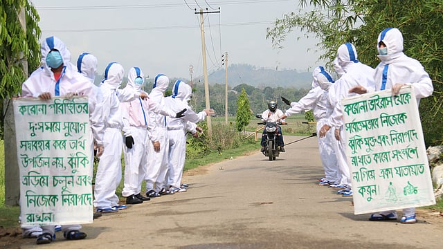 পাড়ায় প্রবেশের সময় যানবাহনে জীবাণুনাশক স্প্রে করছেন স্থানীয় স্বেচ্ছাসেবকেরা। বুলিপাড়া প্রজ্ঞাবংশ শিশু সদন কমপ্লেক্স, মাইসছড়ি ইউনিয়ন, মহালছড়ি উপজেলা, খাগড়াছড়ি,  ২৪ এপ্রিল। ছবি: নীরব চৌধুরী