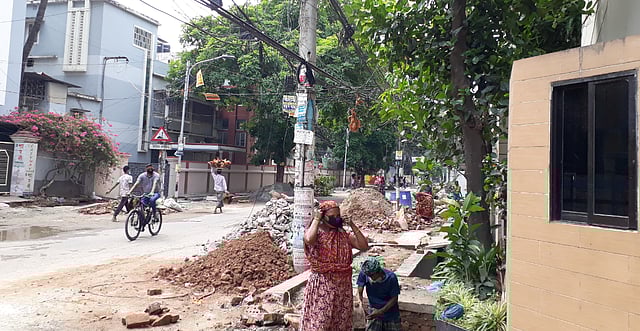 ওয়াসার সুয়ারেজ লাইনের কাজ চলছে। ছবি: লেখক