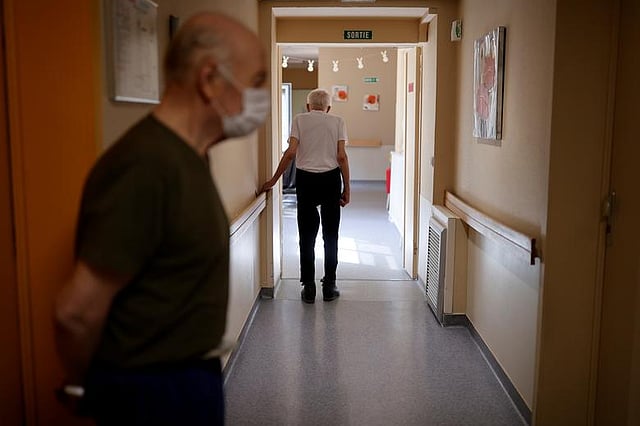 ইউরোপের বেশির ভাগ দেশে এখন করোনায় মৃত্যু কমতির দিকে। ছবি: রয়টার্স