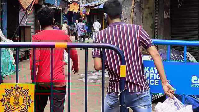 পশ্চিমবঙ্গে লকডাউন অমান্য করে এভাবে মানুষ চলাচল করছে। ছবি: ভাস্কর মুখার্জি