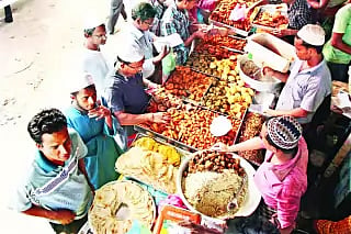 করোনাভাইরাসের কারণে সিলেটে এবার এমন ইফতারির পসরা নেই। ফাইল ছবি