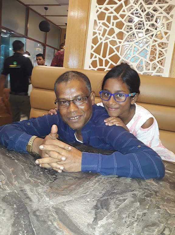 মেয়ের সঙ্গে গায়ক বাবা আকবর। ছবি: সংগৃহীত