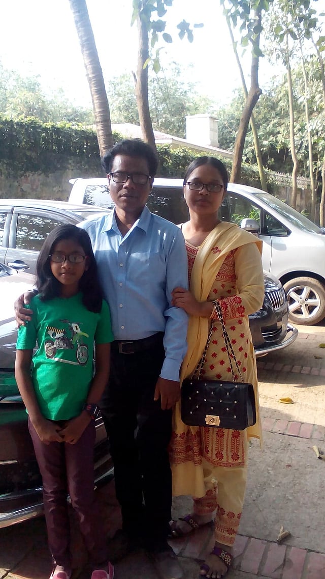 স্ত্রী ও মেয়ের সঙ্গে গায়ক আকবর। ছবি: সংগৃহীত