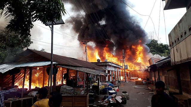 আগুনে পুড়ে যাচ্ছে বান্দরবানের থানচি উপজেলা শহরের বাজার। আজ সোমবার সকাল সাড়ে ৬টায়। ছবি: সংগৃহীত
