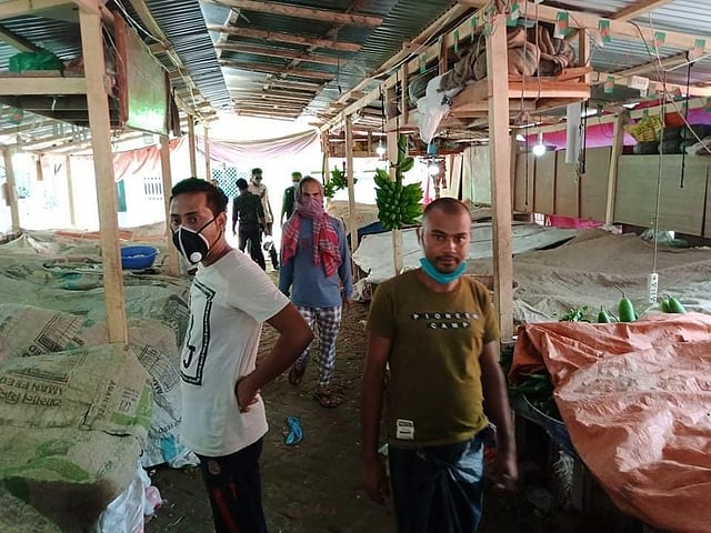 ক্রেতার ছদ্মবেশে কাঁচামালের বাজারে শিবচর থানার ওসি আবুল কালাম আজাদ। রোববার সকালে উপজেলার পৌর বাজারে। ছবি: প্রথম আলো