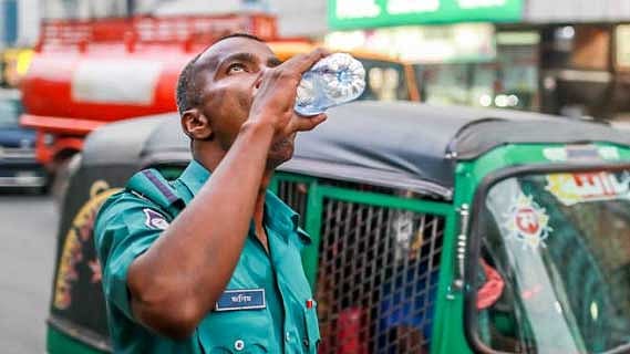 পথেই ইফতারের পর পানি পান করছেন এই পুলিশ সদস্য। দায়িত্ব পালন করতে গিয়ে নাওয়া খাওয়া হয় না অনেক পুলিশ সদস্যরই। ছবি: সংগৃহীত