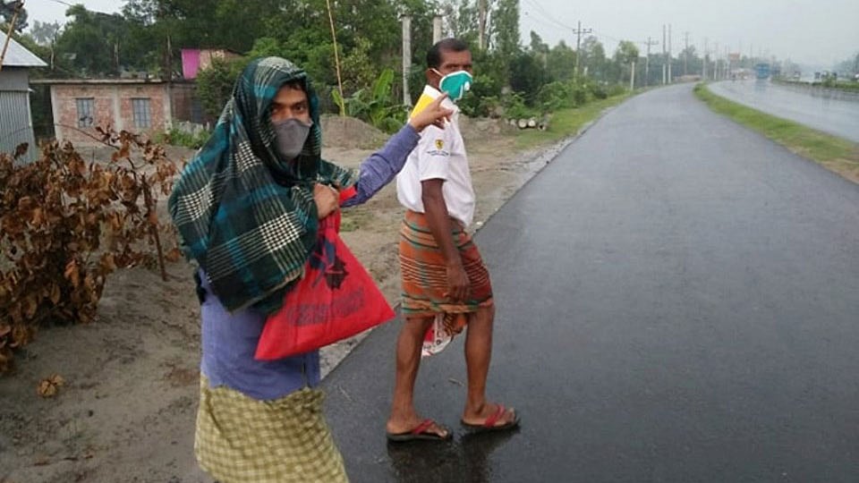 সিরাজগঞ্জের কাজীপুর থেকে রওনা দিয়ে গাজীপুরের চন্দ্রা যাচ্ছেন পোশাক কারখানার দুই শ্রমিক। গতকাল রোববার বিকেলে ঢাকা-টাঙ্গাইল মহাসড়কে মির্জাপুর বাইপাসের বাওয়ার কুমারজানী এলাকায়। ছবি : প্রথম আলো