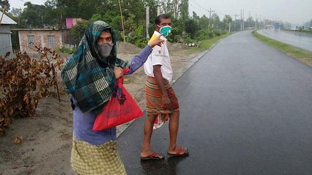 সিরাজগঞ্জের কাজীপুর থেকে রওনা দিয়ে গাজীপুরের চন্দ্রা যাচ্ছেন পোশাক কারখানার দুই শ্রমিক। গতকাল রোববার বিকেলে ঢাকা-টাঙ্গাইল মহাসড়কে মির্জাপুর বাইপাসের বাওয়ার কুমারজানী এলাকায়। ছবি : প্রথম আলো