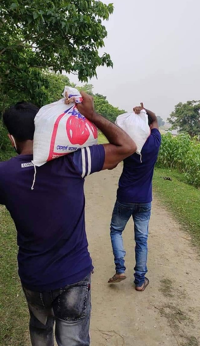 স্থানীয় স্বেচ্ছাসেবকেরা বাড়ি বাড়ি গিয়ে সহায়তা পৌঁছে দিচ্ছেন। ছবি: সংগৃহীত
