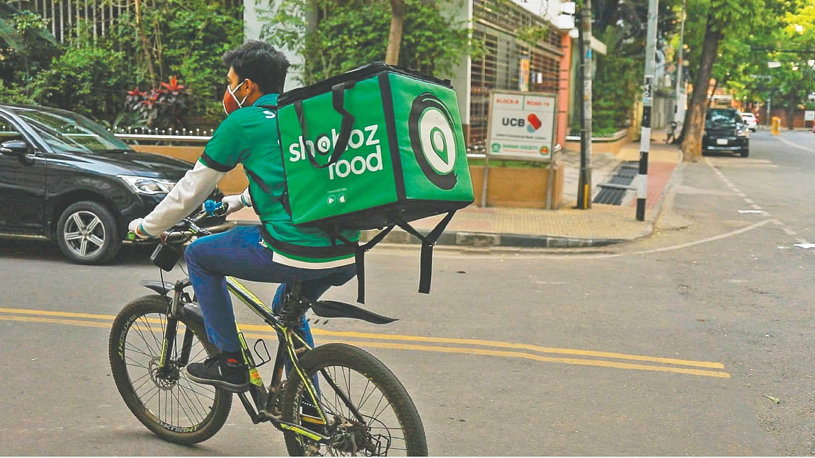 ঘরে বসেই পেয়ে যাবেন বাইরের ইফতারি। ছবি: নকশা