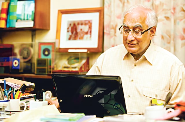 ই-মেইল চেক করছেন