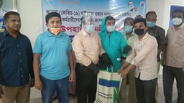 সংবাদপত্রের হকারদের মাঝে খাদ্যসহায়তা বিতরণ করছেন সমাজসেবা অধিদপ্তরের উপপরিচালক আবু সাঈদ মো. কাওছার রহমান। ছবি: প্রথম আলো