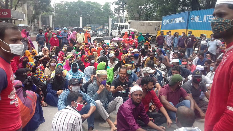 বকেয়া বেতনের দাবিতে এ ওয়ান কারখানার শ্রমিকেরা আজ বুধবার সকালে ঢাকা রপ্তানি প্রক্রিয়াকরণ এলাকার মহাব্যবস্থাপকের কার্যালয়ের সামনে সড়ক অবরোধ করেন। ছবি: প্রথম আলো