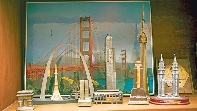 সংগ্রহে পৃথিবীর সুউচ্চ স্থাপনার স্মারক