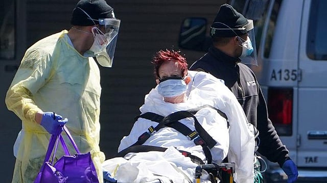 বিশ্বজুা সংক্রমিত রোগীর সংখ্যা সাড়ে ৩২ লাখ ছাড়িয়ে গেছে। ছবি: রয়টার্স