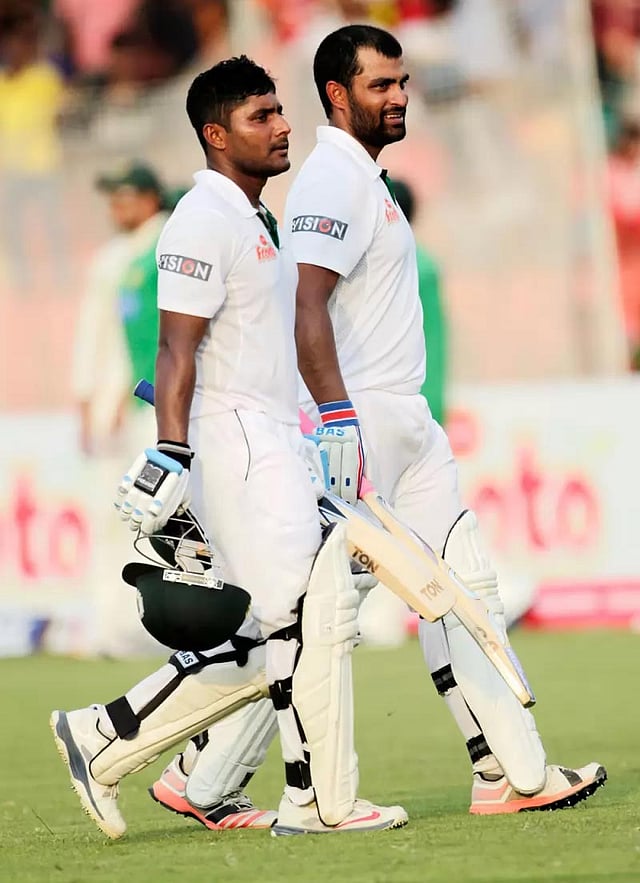 ৩১২ রানের জুটি গড়ার পথে তামিম ইকবাল ও ইমরুল কায়েস। প্রথম আলো ফাইল ছবি