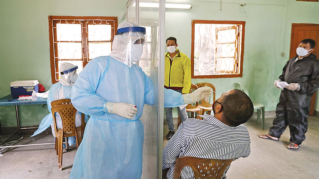 করোনভাইরাসের প্রাদুর্ভাবের এই সময়ে ঝুঁকি নিয়ে কাজ করছেন স্বাস্থ্যকর্মীরা। কোভিড–১৯ রোগে আক্রান্ত কি না, তা পরীক্ষা করার জন্য এক রোগীর নমুনা সংগ্রহ করা হচ্ছে। গতকাল দুপুরে রাজধানীর বঙ্গবন্ধু শেখ মুজিব মেডিকেল বিশ্ববিদ্যালয়ে। ছবি: সাজিদ হোসেন