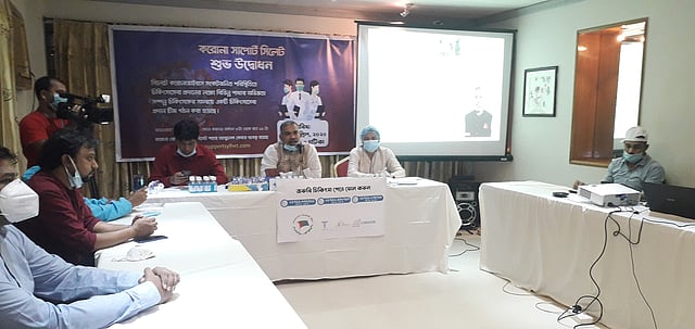 ‘করোনা সাপোর্ট সিলেট’ নামের মুঠোফোন অ‌্যাপ এবং ওয়েবসাইটের মাধ্যমে দেওয়া হবে বিশেষজ্ঞ চিকিৎসকের পরামর্শ। গতকাল সন্ধ্যায় সিলেট নগরের নাইওরপুল এলাকার অভিজাত হোটেলের সম্মেলন কক্ষে এর উদ্বোধন করা হয়।ছবি: প্রথম আলো
