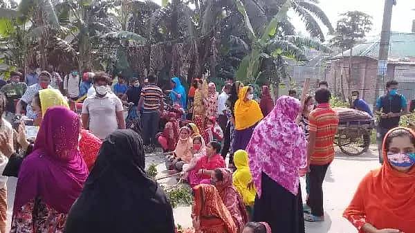কারখানায় ঢুকতে না পেরে ঢাকার আশুলিয়ার রোজ ইন্টিগ্রেটসের শ্রমিকেরা আজ শনিবার সকালে বিক্ষোভ করেন। ছবি: প্রথম আলো