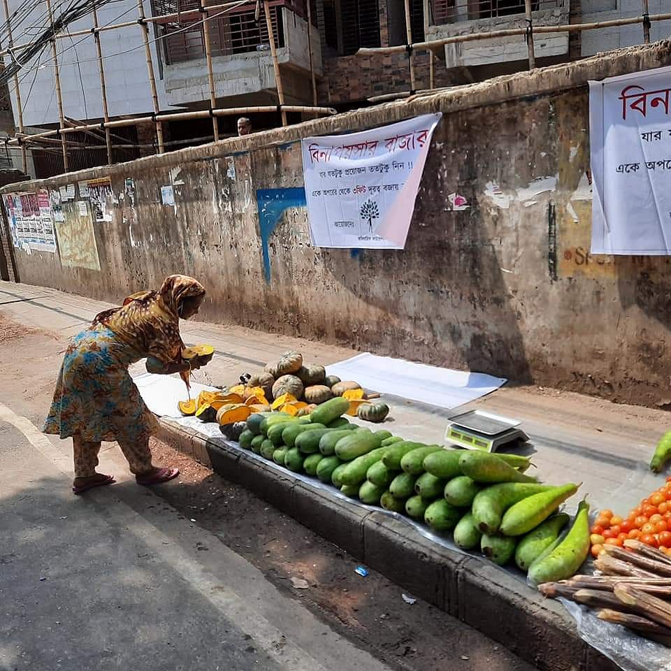 ‘বিনা পয়সার বাজার’ থেকে ‘কেনাকাটা’ করছেন একজন। ছবি: সংগৃহীত