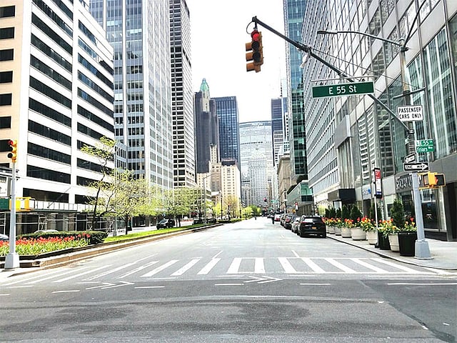 দুই মাসের বেশি সময় ধরে লকডাউনে থাকা নিউইয়র্ক নগরী ও ম্যানহাটনের পার্ক অ্যাভিনিউ। ছবি: সৈয়দ মাসুদুল কবীর